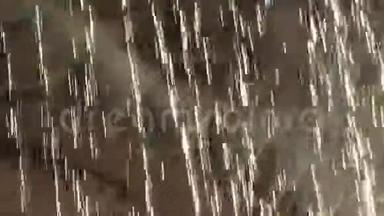 斯科普里喷泉中心的一段美丽的视频，一段瓦尔达河边喷泉的短视频